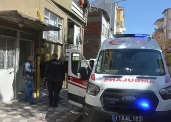 Balkonda çamaşır asarken komşusunun cesedini gördü