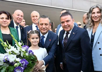 Özgür Özel’den, Böcek’e: “Bu başarıyı hak ettiniz”