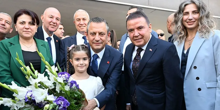 Özgür Özel’den, Böcek’e: “Bu başarıyı hak ettiniz”