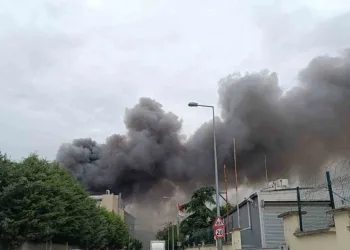 Sancaktepe’de depo yangını, itfaiye sevk edildi