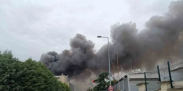 Sancaktepe’de depo yangını, itfaiye sevk edildi