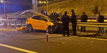 Kontrolden çıkan araç bariyerlere saplandı