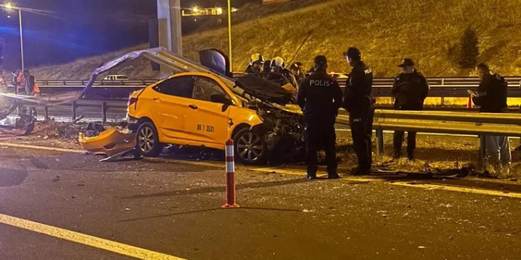 Kontrolden çıkan araç bariyerlere saplandı