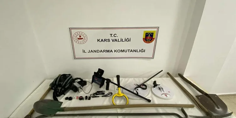 Sarıkamış’ta defineciler suçüstü yakalandı