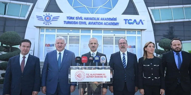 Bakan Uraloğlu’ndan İzmir’e 4 yeni iç hat müjdesi