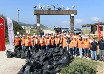 Yeniköy sahillerinde gönüllü temizlik hareketi