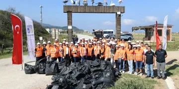 Yeniköy sahillerinde gönüllü temizlik hareketi
