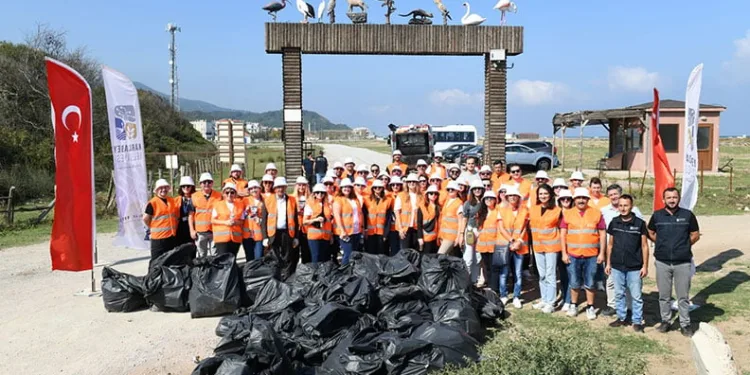 Yeniköy sahillerinde gönüllü temizlik hareketi