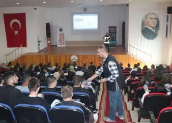 Polis ekiplerince öğrencilere narko gençlik eğitimi