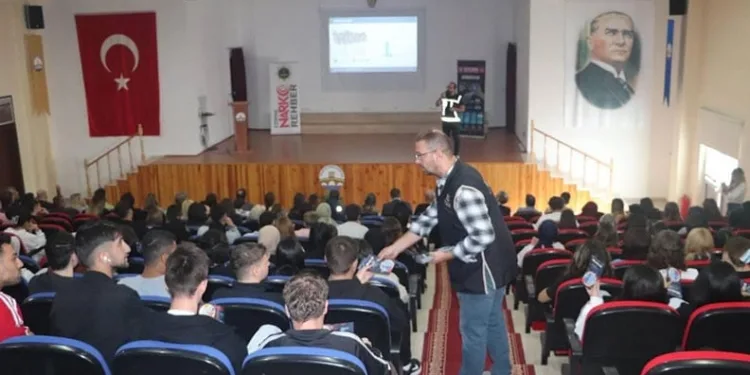 Polis ekiplerince öğrencilere narko gençlik eğitimi