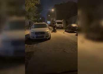 Yerde yatan kişiyi yumrukladı
