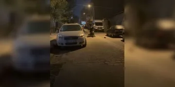 Yerde yatan kişiyi yumrukladı