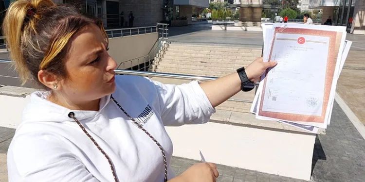 Samsun’da 2 çocuk annesi kadına önce evini sattırdılar, ardından da üzerine şirket açıp dolandırdılar