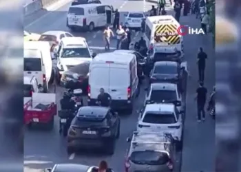 E5’te pikap araçlara çarpıp ortalığı savaş alanına çevirdi