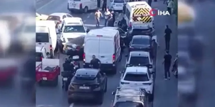E5’te pikap araçlara çarpıp ortalığı savaş alanına çevirdi