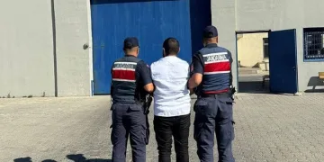 Kağıt bobini otomobilin üzerine düştü