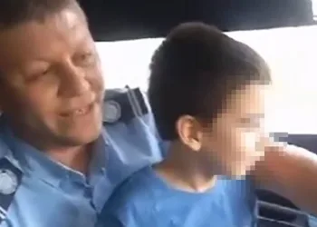 Otobüs şoförü kucağında çocukla yoluna devam etti