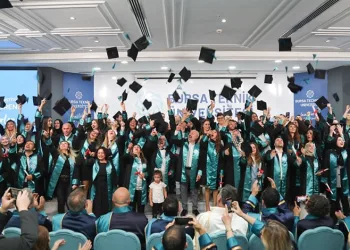 BTÜ lisansüstünde mezuniyet heyecanı