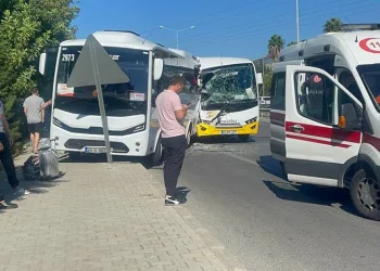 Antalya’da tur midibüsleri çarpıştı: 12 yaralı