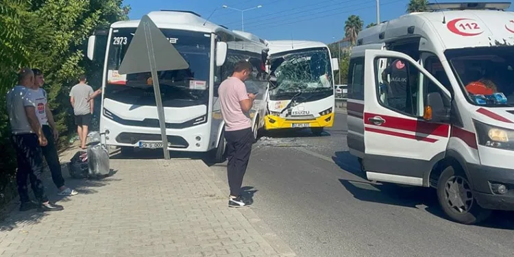 Antalya’da tur midibüsleri çarpıştı: 12 yaralı