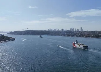Oruç Reis İstanbul Boğazı’ndan geçti