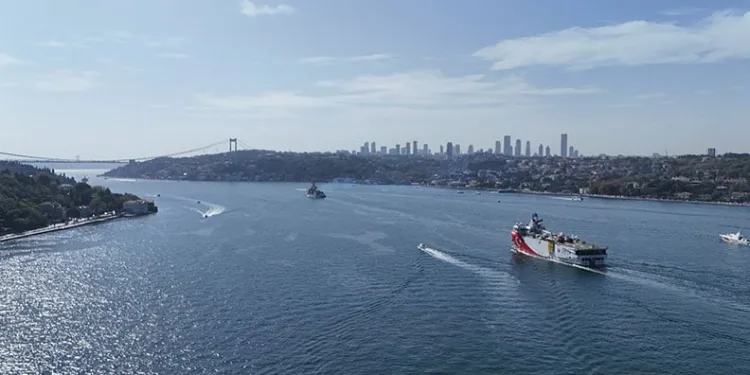 Oruç Reis İstanbul Boğazı’ndan geçti