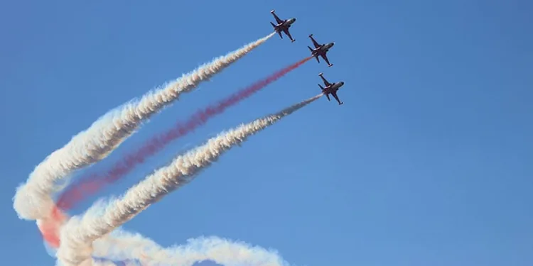 Türk Yıldızları gökyüzünü renklendirdi