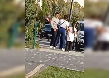Çocuğunun gözü önünde eşini darp etti