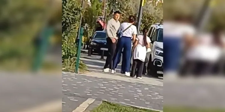 Çocuğunun gözü önünde eşini darp etti