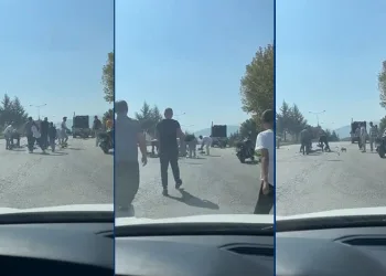 Bursa’da yere dökülen armutları gören sürücüler yardımına koştu