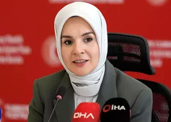 Otomobille çarpışan elektrikli motosikletteki çocuk öldü, kuzeni ağır yaralandı