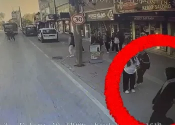 Trafik kazasında yaralanan kadının cep telefonunu çaldı