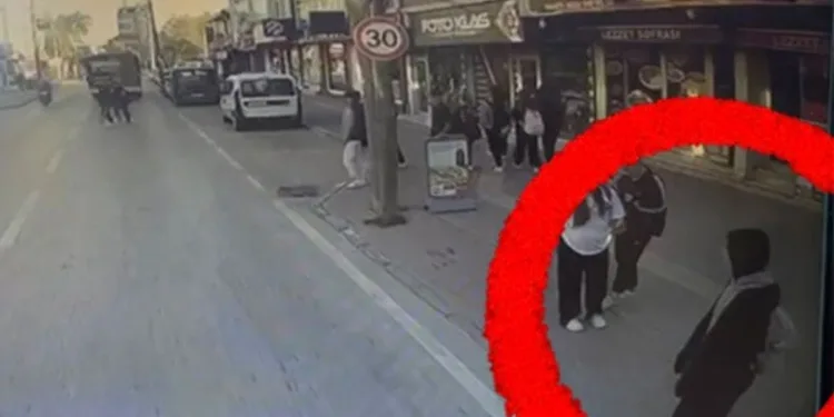 Trafik kazasında yaralanan kadının cep telefonunu çaldı