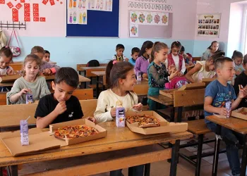 Mardin’de 65 öğrenci ilk defa pizza tattı