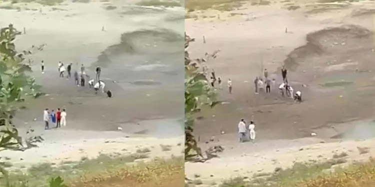 Bataklığa saplanan çocukları vatandaşlar kurtardı