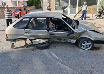 Kaldırıma çarpan otomobil takla attı: 2 yaralı