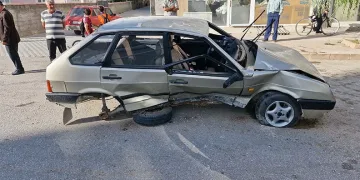 Kaldırıma çarpan otomobil takla attı: 2 yaralı