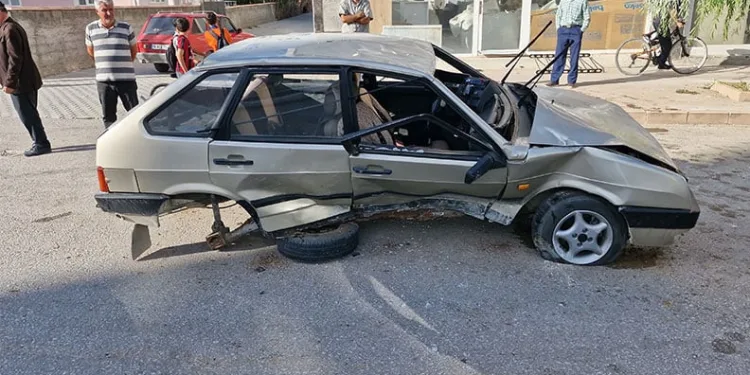 Kaldırıma çarpan otomobil takla attı: 2 yaralı