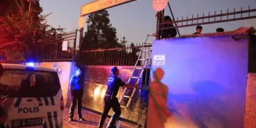 Oyuna dalan çocuklar okul bahçesinde kilitli kaldı