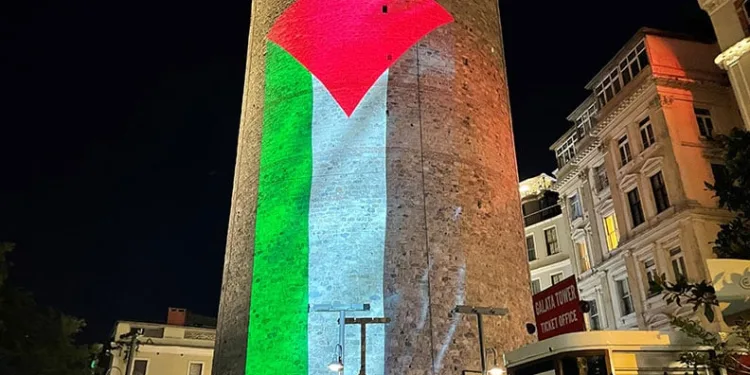 Galata Kulesi’ne Filistin bayrağı yansıtıldı