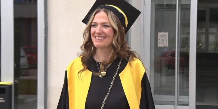 54 yaşında üniversiteden mezun oldu