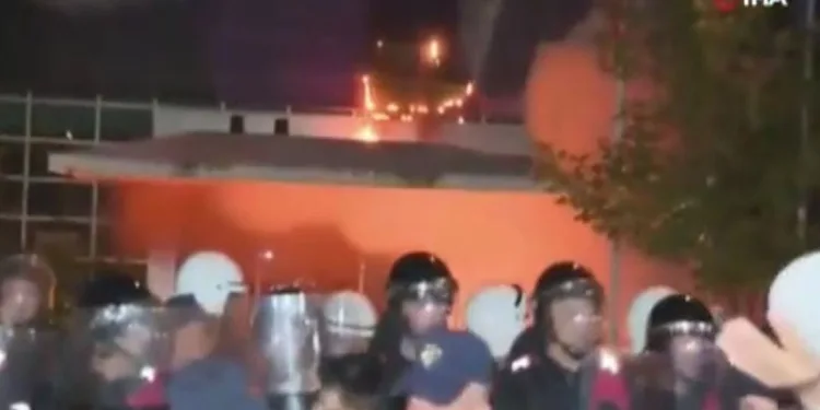 Arnavutluk’taki hükümet karşıtı protestolar şiddete dönüştü: 10 yaralı