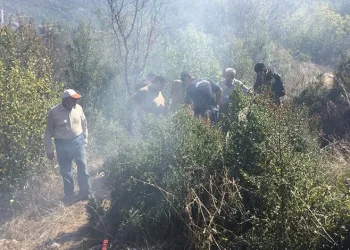 Evinin önünde yaktığı ateş yangına neden oldu