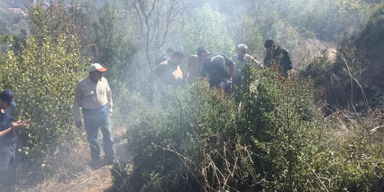 Evinin önünde yaktığı ateş yangına neden oldu