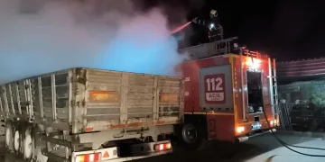 Sıcak demir yüklü tırda yangın