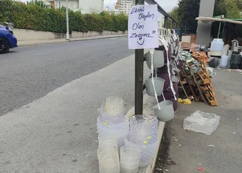 Polisten kaçan şahıslar aracıyla bir iş yerine girdi