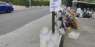 Polisten kaçan şahıslar aracıyla bir iş yerine girdi
