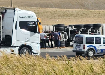 Polatlı’da tır devrildi: 1 yaralı