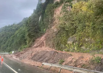 Karadeniz sahil yolundaki heyelan kameraya yansıdı