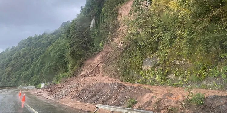 Karadeniz sahil yolundaki heyelan kameraya yansıdı